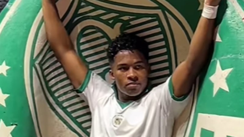 Endrick com o escudo do Palmeiras - Reprodução / Instagram