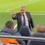 Técnico do Tottenham discute com torcedor que pedia por derrota