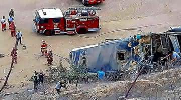 Ônibus de torcedores do Barcelona de Guayaquil cai de penhasco no Peru e deixa ao menos oito mortos - Twitter