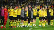 Jogadores do Borussia Dortmund comemorando classificação para o mata-mata com a torcida - Matthias Hangst / Getty Images