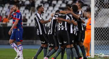Jogadores do botafogo comemorando gol na vitória contra o Fortaleza - GettyImages