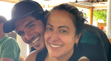 Gabriel Medina e a mãe, Simone Medina abraçados - Reprodução/Instagram