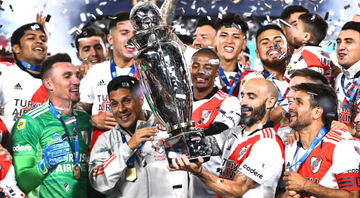 Jogadores do River Plate comemorando a conquista do campeonato argentino diante do Racing - GettyImages