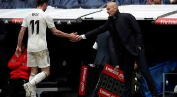 Gareth Bale cumprimentando Zidane no Santiago Bernabeú - GettyImages