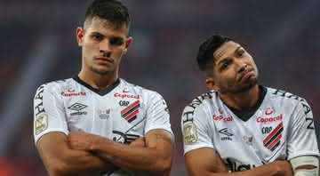 Bruno Guimarães e Roni em comemoração pelo Athletico-PR - Getty Images