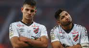 Bruno Guimarães e Roni em comemoração pelo Athletico-PR - Getty Images