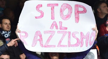 Cartaz de torcedores italianos pedindo o fim do racismo - Getty Images