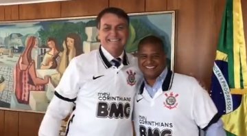 Marcelinho Carioca entregou camisa para Bolsonaro na manhã desta quarta-feira - Reprodução Twitter