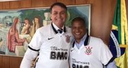 Marcelinho Carioca entregou camisa para Bolsonaro na manhã desta quarta-feira - Reprodução Twitter