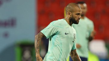 Daniel Alves usará a braçadeira de capitão diante de Camarões - Getty Images