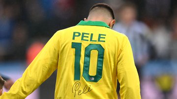 Bruno Guimarães veste camisa de Pelé - Getty Images
