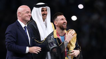 Messi usou túnica tradicional do Catar na premiação - GettyImages