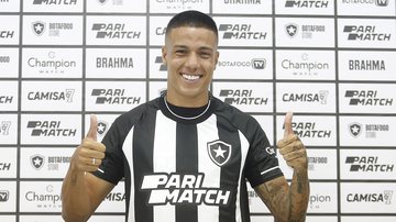 Carlos Alberto é apresentado pelo Botafogo - Vitor Silva / Botafogo