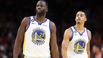 Draymond Green e Jordanl Poole defendendo o Warriors na NBA - Getty Images