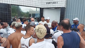 Torcida do Santos protesta no CT - Reprodução Globo Esporte