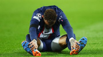 Neymar se lesionou defendendo o PSG - Getty Images