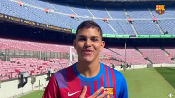 Victor Melo recebeu a oportunidade de visitar o Camp Nou - Reprodução/Barcelona