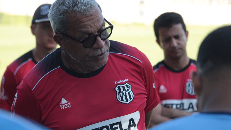 Hélio dos Anjos em ação durante seu trabalho na Ponte Preta; técnico foi alvo de racismo na Copa do Brasil - Diego Almeida/PontePress