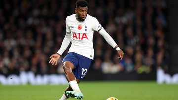Emerson Royal defendendo o Tottenham na Premier League - Getty Images