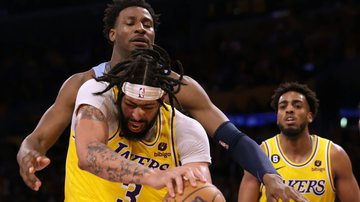 Anthony Davis em ação durante a vitória do Lakers na última rodada da NBA - GettyImages