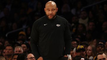Darvin Ham, técnico do Lakers, saiu irritado com a derrota para o Rockets na NBA - GettyImages