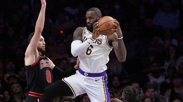 LeBron James defendendo o Los Angeles Lakers na NBA - Getty Images