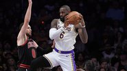 LeBron James defendendo o Los Angeles Lakers na NBA - Getty Images
