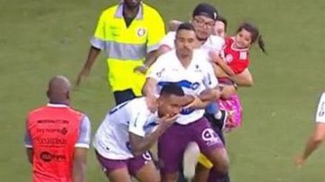 Torcedor com a filha no colo durante a briga em Inter x Caxias na semifinal do Campeonato Gaúcho - Reprodução / Twitter