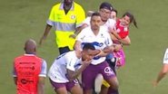 Torcedor com a filha no colo durante a briga em Inter x Caxias na semifinal do Campeonato Gaúcho - Reprodução / Twitter