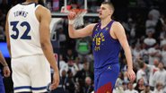 Jokic em ação durante a partida dos Nuggets nos playoffs da NBA; veja detalhes - GettyImages
