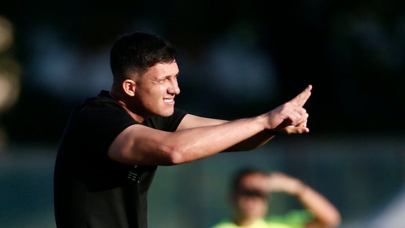 O Vasco quer a contratação de um primeiro volante, e um ex-Flamengo está na mira; Internacional deseja jogador - Daniel Ramalho/CRVG