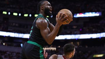 Os Celtics vacilaram na NBA e podem ser varridos; Jaylen Brown está frustrado - GettyImages