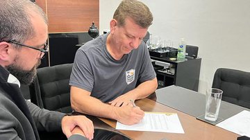 Pederneiras assinou o contrato ao lado do advogado Mozart Castello - Divulgação/Shooto Brasil