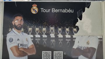 Vini Jr teve um de seus pôsters no Santiago Bernabéu atacados antes da partida entre Real Madrid x Rayo Vallecano - Reprodução/Twitter