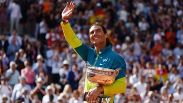Rafael Nadal com o troféu de Roland Garros 2022 - Foto: Reuters