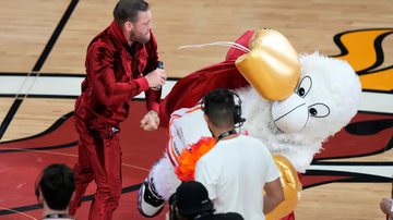 Conor McGregor nocauteia mascote do Miami Heat no show do intervalo da NBA - Foto: Joe Murphy/NBAE