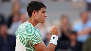 Alcaraz vence Tsitsipas com tranquilidade e avança em Roland Garros - Getty Images