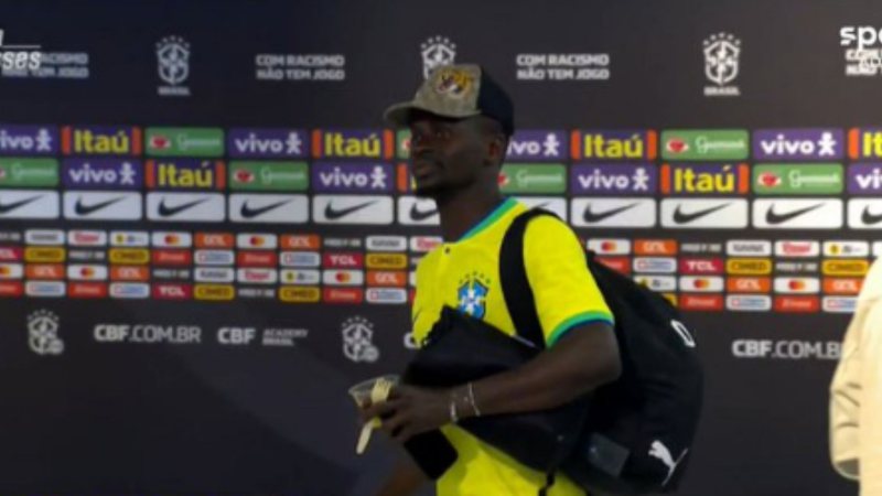 Com camisa do Brasil, Mané elogia Vini Jr - Reprodução SporTV