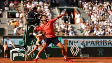 Djokovic venceu a sua terceira partida em Roland Garros na tarde desta sexta-feira, 2 - GettyImages