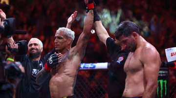 Charles do Bronx nocauteia Dariush no UFC 289 - Reuters/ Sergei Belski