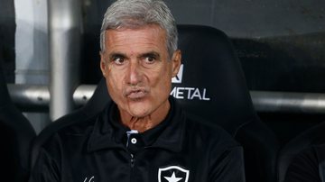 Luís Castro adia decisão, e segue no Botafogo - Getty Images