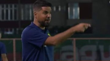 António Oliveira se revoltou em Vasco x Cuiabá e a crítica do treinador respigou até mesmo no Flamengo - Reprodução / Premiere FC