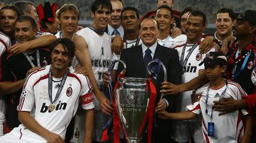 Silvio Berlusconi com o Milan campeão da Champions League em 2006/07 - Foto: Getty Images
