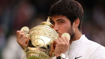 Alcaraz levantou o troféu de campeão em Wimbledon - GettyImages