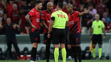 Após Athletico-PR x Flamengo na Copa do Brasil, Fernandinho deixou clara a sua insatisfação com a arbitragem do confronto - GettyImages