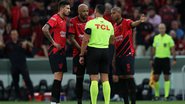 Após Athletico-PR x Flamengo na Copa do Brasil, Fernandinho deixou clara a sua insatisfação com a arbitragem do confronto - GettyImages