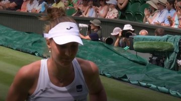 Bia Haddad preocupa em Wimbledon 2023. Durante o quarto game do primeiro set na partida contra Rybakina - Reprodução / Star+
