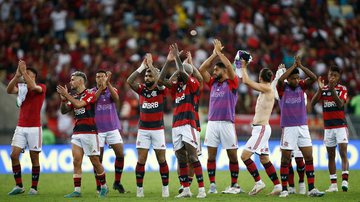 Time do Flamengo aplaude a torcida após empate com o América - Getty Images