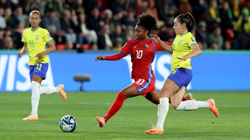 Luana (à direita) em campo pela Seleção Brasileira - Getty Images