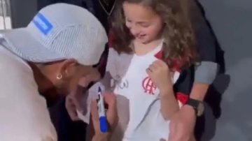 Neymar se declarou Flamengo quando apareceu autografando a camisa de uma pequena torcedora - Reprodução Redes Sociais
